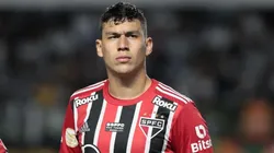 Zagueiro venezuelano do São Paulo, é alvo de críticas por atuação ruim contra o Paraguaia nas Eliminatórias da Copa 2026