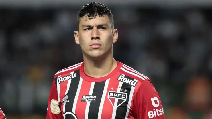 Zagueiro venezuelano do São Paulo, é alvo de críticas por atuação ruim contra o Paraguaia nas Eliminatórias da Copa 2026