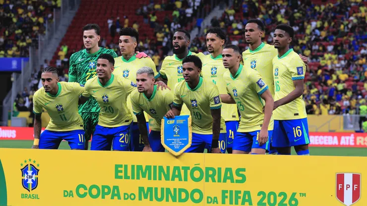 Jogadores do Brasil posam para foto antes na partida contra Peru no Estádio Mané Garrincha pelo campeonato Eliminatórias Copa Do Mundo 2026. Foto: Ettore Chiereguini/AGIF