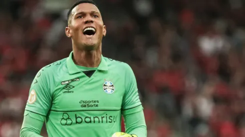 Goleiro Adriel é o 1º reforço acertado do Santos para 2025