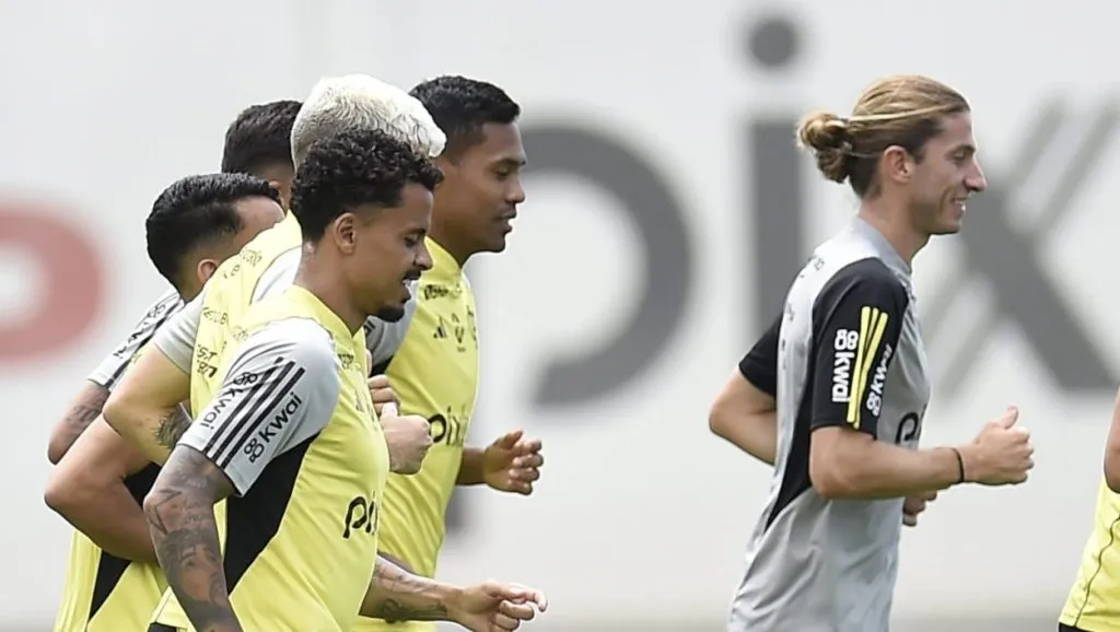 Filipe Luís e jogadores em treino do Flamengo. Divulgação/Marcelo Côrtes/CRF.