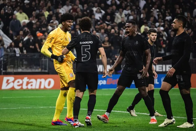 Foto: Rodilei Morais/Fotoarena. Goleiro comemora defesas difíceis durante partida contra o Grêmio, válida pelas oitavas de final da Copa do Brasil.