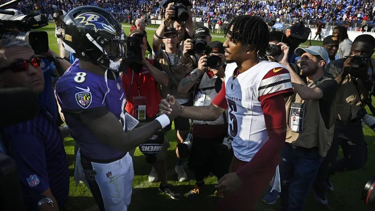 Lamar Jackson faz revelação surpreendente sobre Jayden Daniels dos Commanders. Foto: Kenneth K. Lam