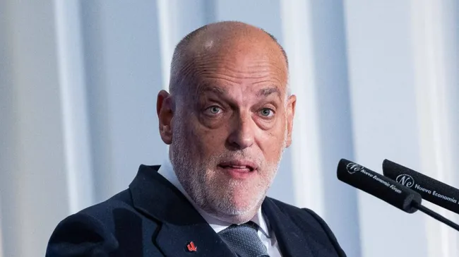 Foto: IMAGO /&nbsp;Alterphotos – Javier Tebas Medrano durante a sua intervenção no Fórum Europa analisando a situação atual do futebol espanhol e da La Liga.