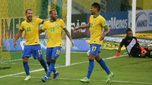 Everton Ribeiro, Neymar e Lucas Paquetá comemorando gol na última vitória do Brasil em casa sobre o Peru. Foto: Tiago Caldas/Fotoarena