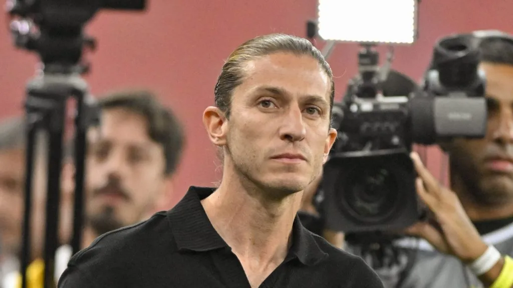 Foto: IMAGO / Sports Press Photo – Filipe Luis, observa antes da partida entre Flamengo e Corinthians no Estádio do Maracanã em 02 de outubro de 2024.