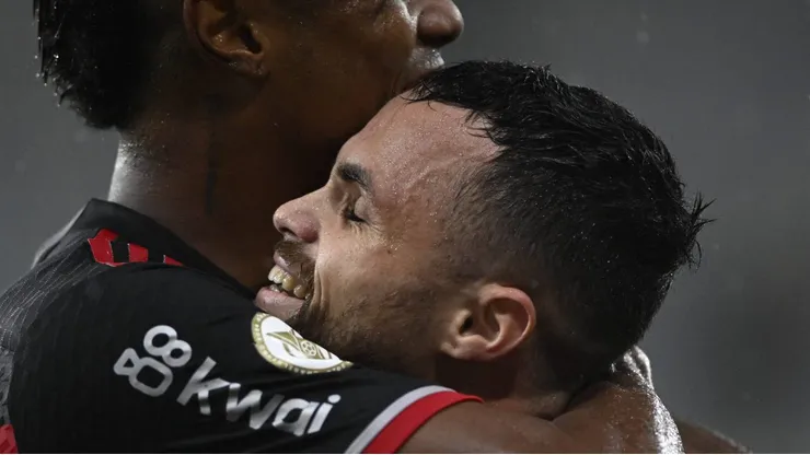 Michael comemora gol pelo Fla com Bruno Henrique.
