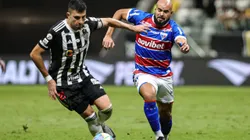 Battaglia jogador do Atlético-MG disputa lance com Jose Welison jogador do Fortaleza durante partida na Arena MRV pelo Campeonato Brasileiro A 2024. Foto: Gilson Lobo/AGIF