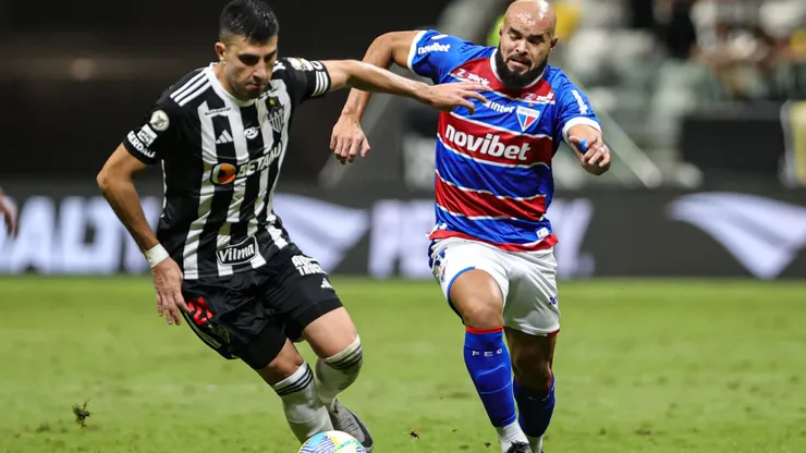 Battaglia jogador do Atlético-MG disputa lance com Jose Welison jogador do Fortaleza durante partida na Arena MRV pelo Campeonato Brasileiro A 2024. Foto: Gilson Lobo/AGIF
