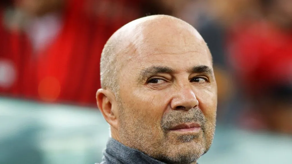 Foto: IMAGO / Action Plus – Jorge Sampaoli durante jogo do Peixe na Arena da Baixada, no Brasileirão de 2019.