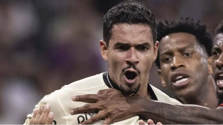 Lucas Veríssimo durante partida do Brasileirão de 2023.