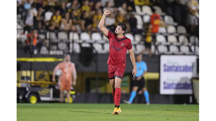 Sport está a três pontos do líder Santos e pode sonhar novamente com o título da Série B (Foto: Pedro Zacchi/AGIF)