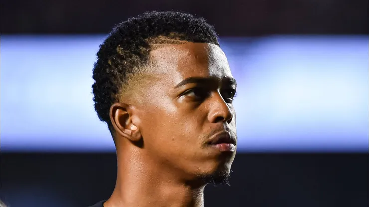- Atacante Carlinhos não fica no Flamengo em 2025