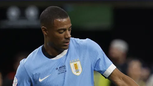 De La Cruz, meia do Flamengo, jogando pela Seleção Uruguaia