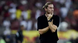 Treinador precisa resolver questões para escalar time titular