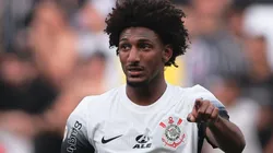 Talles Magno treina com bola no CT do Corinthians e anima comissão técnica