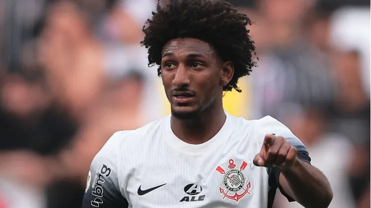 Talles Magno treina com bola no CT do Corinthians e anima comissão técnica