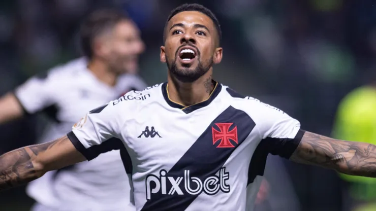 Paulinho volta a treinar no Vasco após nove meses de grave lesão