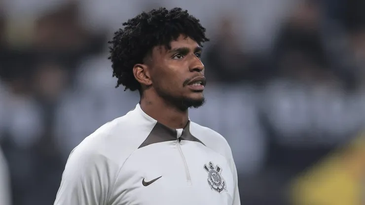 Flamengo segue "travando" o futuro de Hugo Souza.