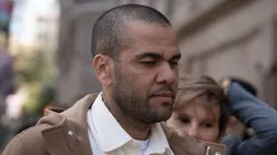 Daniel Alves deixando o tribunal de Barcelona, em março de 2024. Foto: David Zorrakino