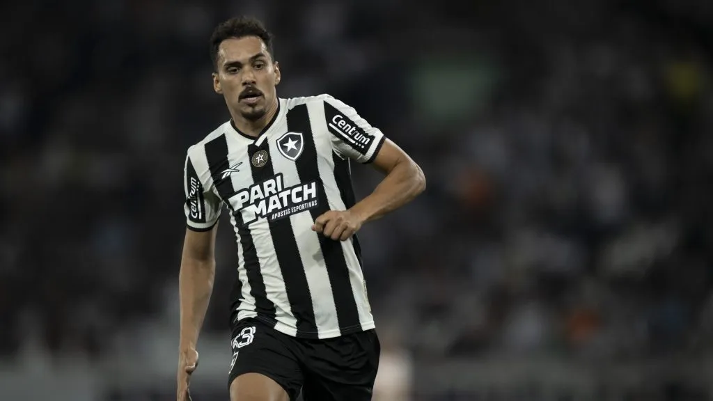 Meio-campista sofreu uma grave lesão em jogo contra o Vitória