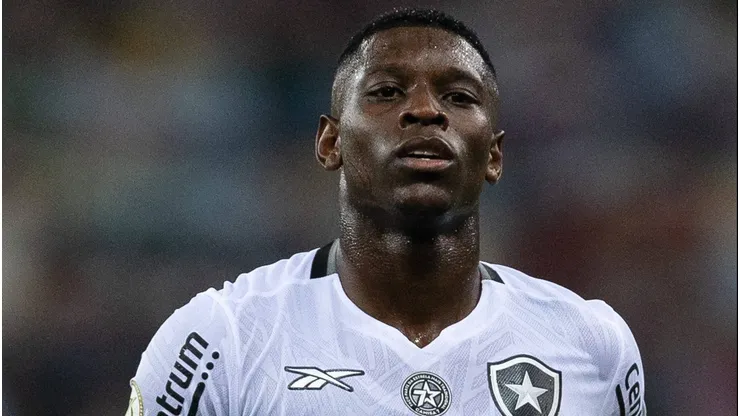 Luiz Henrique com a camisa do Botafogo. Foto: Ruano Carneiro