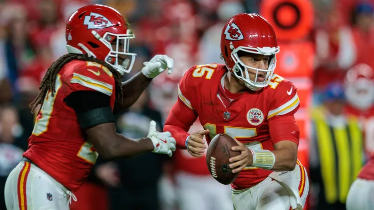 Kansas City Chiefs quarterback Patrick Mahomes em partida da NFL. Foto de William Purnell/Icon Sportswire NFL, American Football Herren, USA OCT 07 Saints at Chiefs