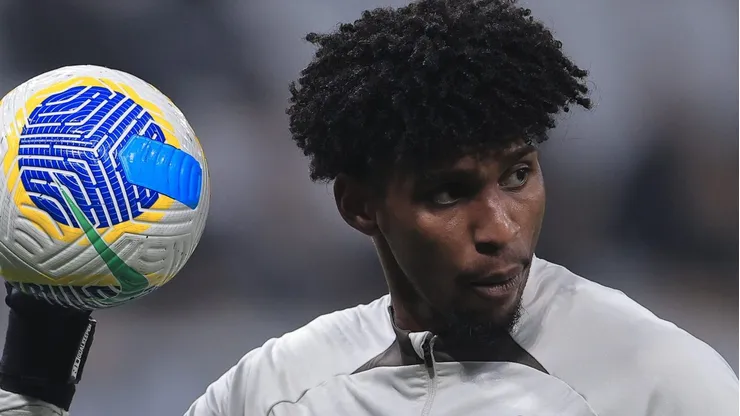 Hugo Souza durante a partida entre Corinthians e Criciúma, pelo Campeonato Brasileiro, na Neo Química Arena.