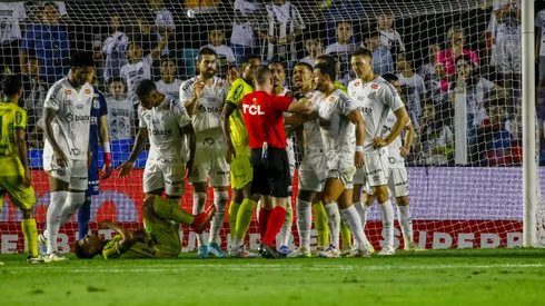 Diego Pituca teve cartão vermelho direto cancelado pelo VAR, mas acabou levando o segundo amarelo