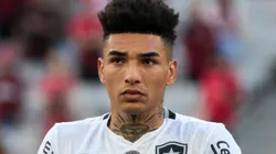 PR - CURITIBA - 05/10/2024 - BRASILEIRO A 2024, ATHLETICO-PR X BOTAFOGO - Igor Jesus jogador do Botafogo durante execucao do hino nacional antes da partida contra o Athletico-PR no estadio Arena da Baixada pelo campeonato Brasileiro A 2024. Foto: Robson Mafra/AGIF