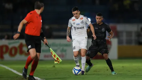 Negueba jogador do Mirassol disputa lance com Escobar jogador do Santos. Foto: Pedro Zacchi/AGIF