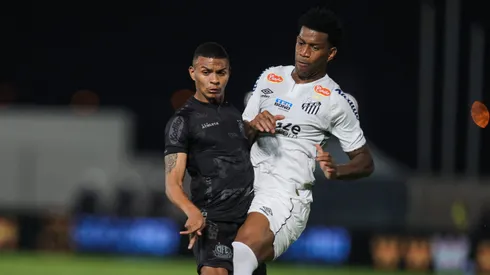 Negueba disputando lance com Gil no jogo do 1° turno. Foto: Pedro Zacchi/AGIF