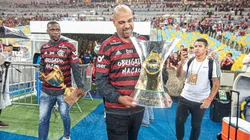 Adriano Imperador, segura o troféu do Brasileirão de 2019, mas revelou bastidores polêmicos da conquista de 2009