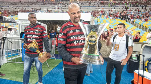 Adriano Imperador, segura o troféu do Brasileirão de 2019, mas revelou bastidores polêmicos da conquista de 2009