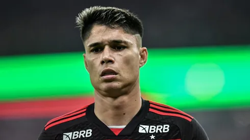 Luiz Araújo, atacante do Flamengo, se desentende com Alex Sandro
