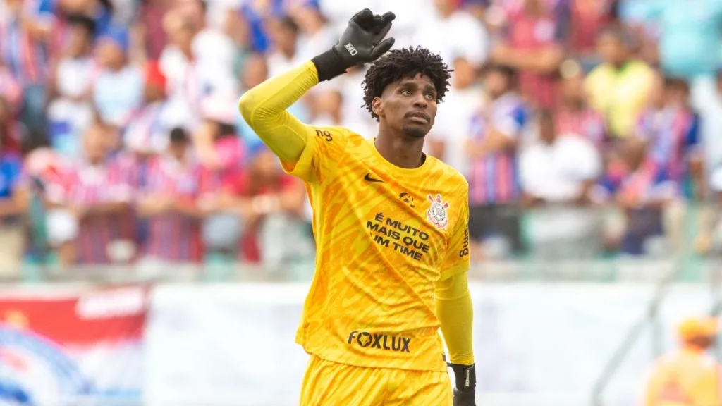 Hugo Souza em jogo do Corinthians. Jhony Pinho/AGIF.