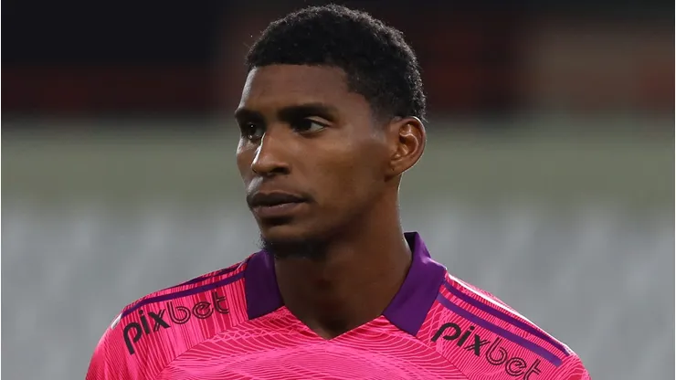 Flamengo e Corinthians estão negociando por 60% dos direitos de Hugo Souza