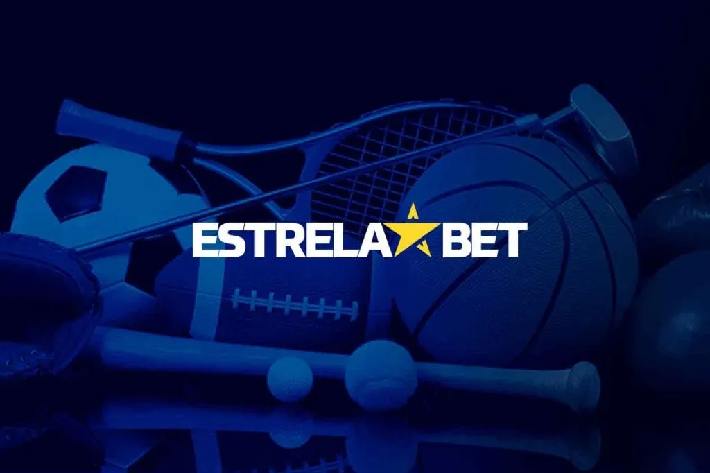 Imagem gráfica de divulgação da Estrela Bet com foto ao fundo, com filtro azul, de taco de baseball, bola de basquete, bola de futebol, raquete de tênis etc. Ao centro, o logo da Estrela Bet em tons de branco e amarelo. 