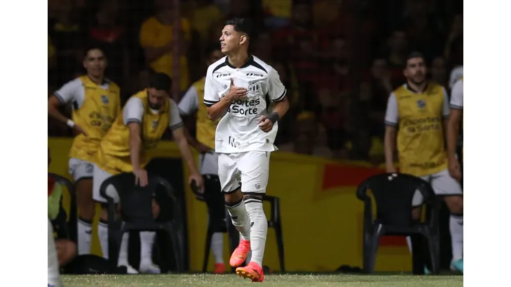 Ceará e Ponte Preta duelam pela 31ª rodada.