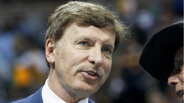 - Stanley Kroenke é um bilionário dono do Arsenal