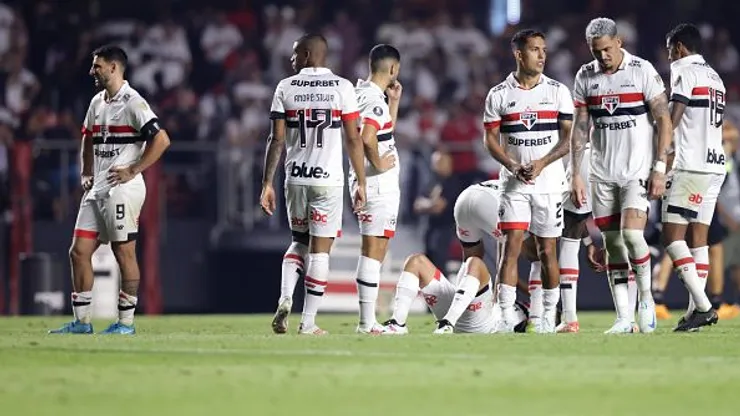 Jonathan Calleri, jogador do Paulo e companheiros durante partida pela Copa CONMEBOL Libertadores 2024 contra o Botafogo vestindo uniforme com a logo da sua patrocinadora máster Superbet