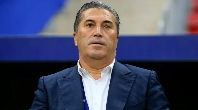 José Peseiro de terno azul na beira do campo - Foto: Getty Images