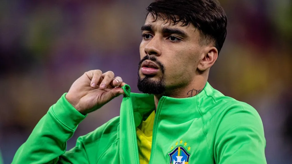 Lucas Paquetá fecha zíper verde de agasalho da Seleção Brasileira - Foto: AGIF