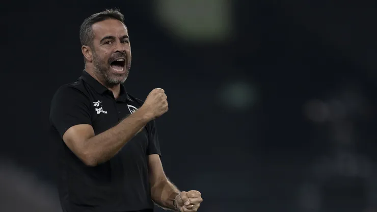 Artur Jorge técnico do Botafogo durante partida contra o Atlético-MG no Estádio Nilton Santos pelo Campeonato Brasileiro A 2024. Foto: Jorge Rodrigues/AGIF
