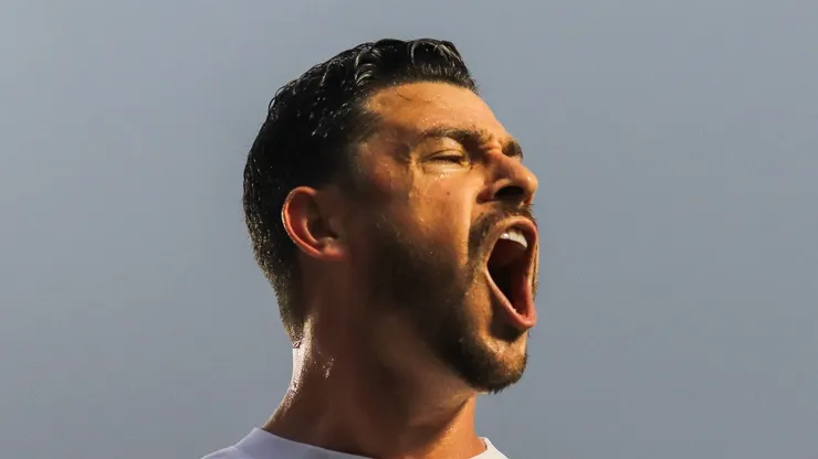 Giuliano durante jogo do Peixe na Série B.