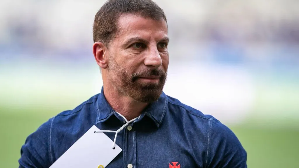 Pedrinho de camisa azul com símbolo da cruz de Malta - Fernando Moreno/AGIF