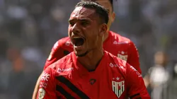 Luiz Fernando comemorando em jogo entre Atlético-MG e Atlético-GO, na Arena MRV, pelo Campeonato Brasileiro.