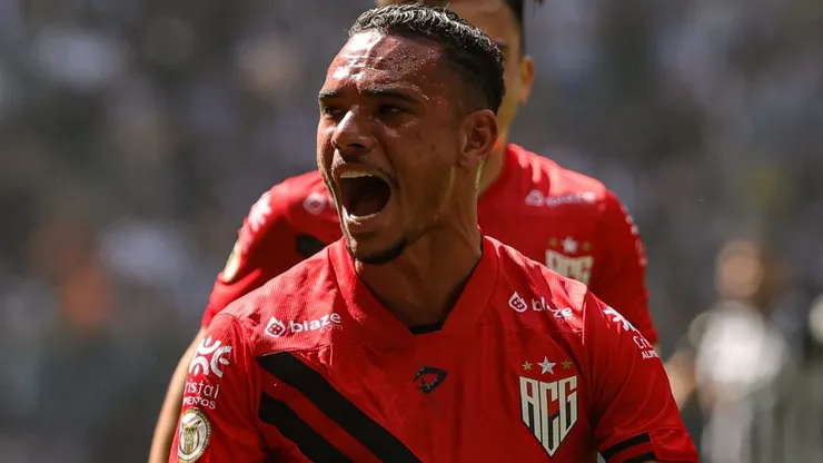 Luiz Fernando comemorando em jogo entre Atlético-MG e Atlético-GO, na Arena MRV, pelo Campeonato Brasileiro.