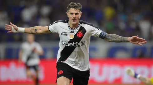 Vegetti faz o Pix para ajudar festa da torcida do Vasco na Copa do Brasil