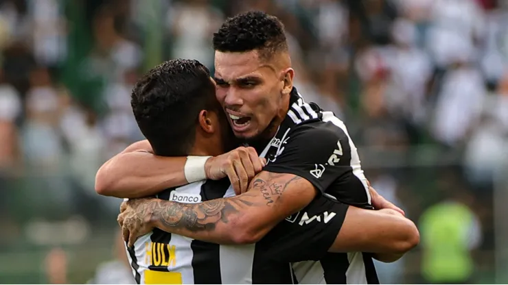Hulk e Paulinho: titulares do Atlético